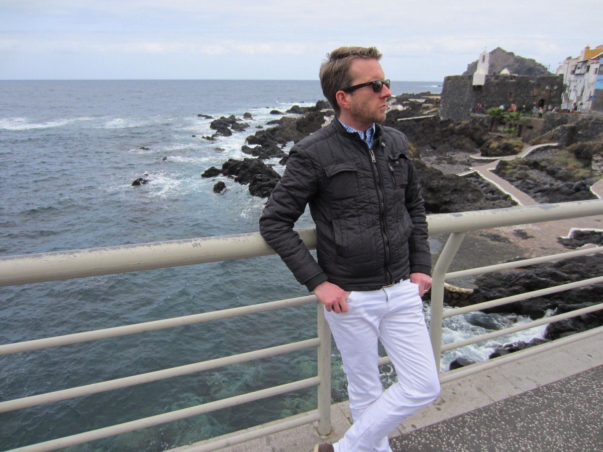 Jan-Philipp auf einer Brücke