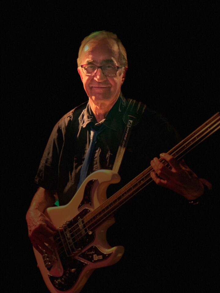 Bild des Bassisten Peter Hinrichs